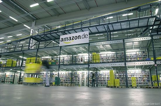 Innenansicht eines Paketverteilzentrums von Amazon